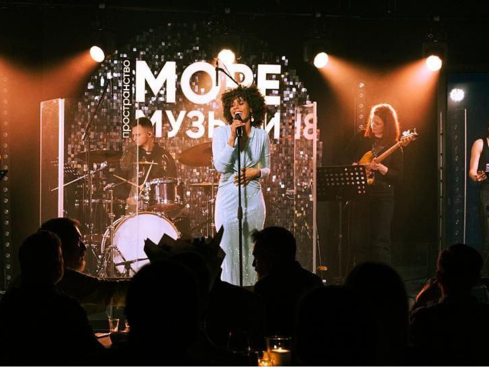 Новая программа певицы Fantine вернет вас в золотую эпоху мировой музыки: узнайте подробности концерта в Звенигороде