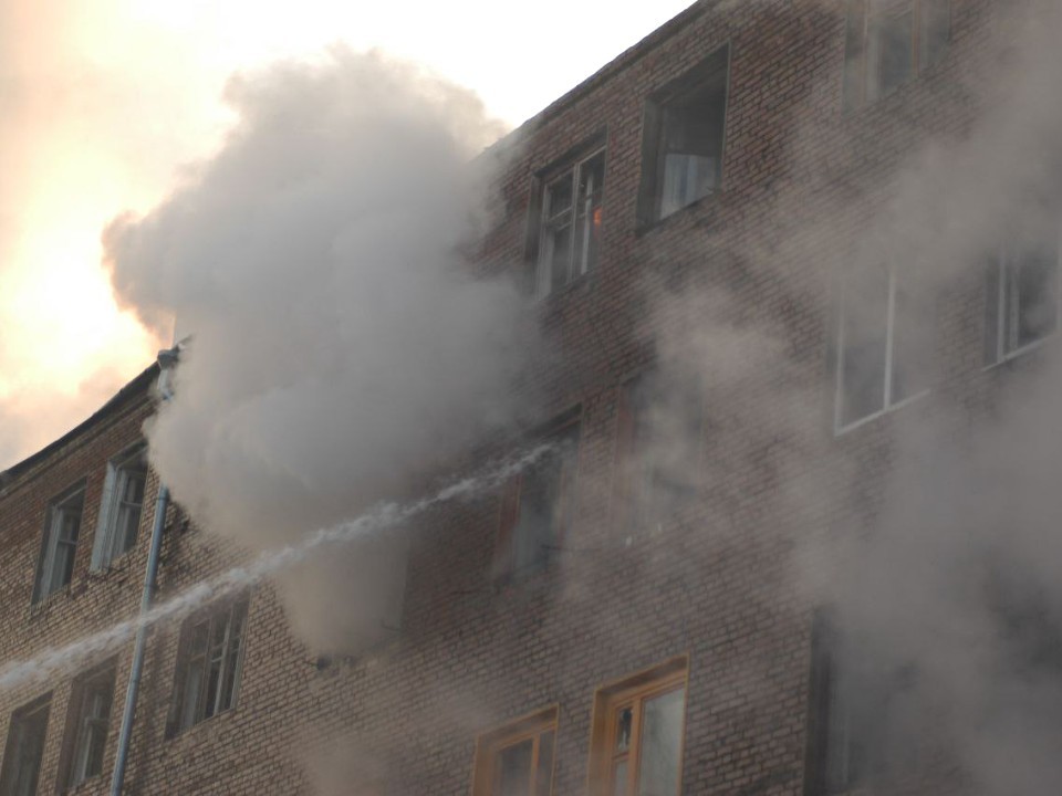 На улице Воробьевской эвакуировали людей из горящего дома