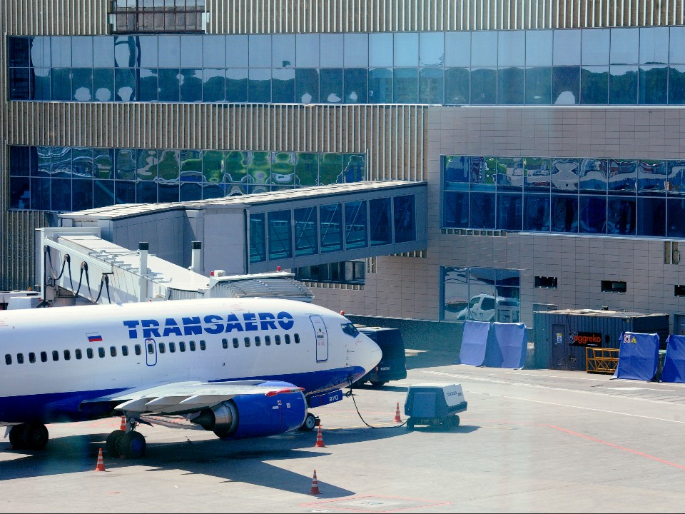 Эффект домино на всю страну: сбои в аэропортах привели к массовым отменам рейсов