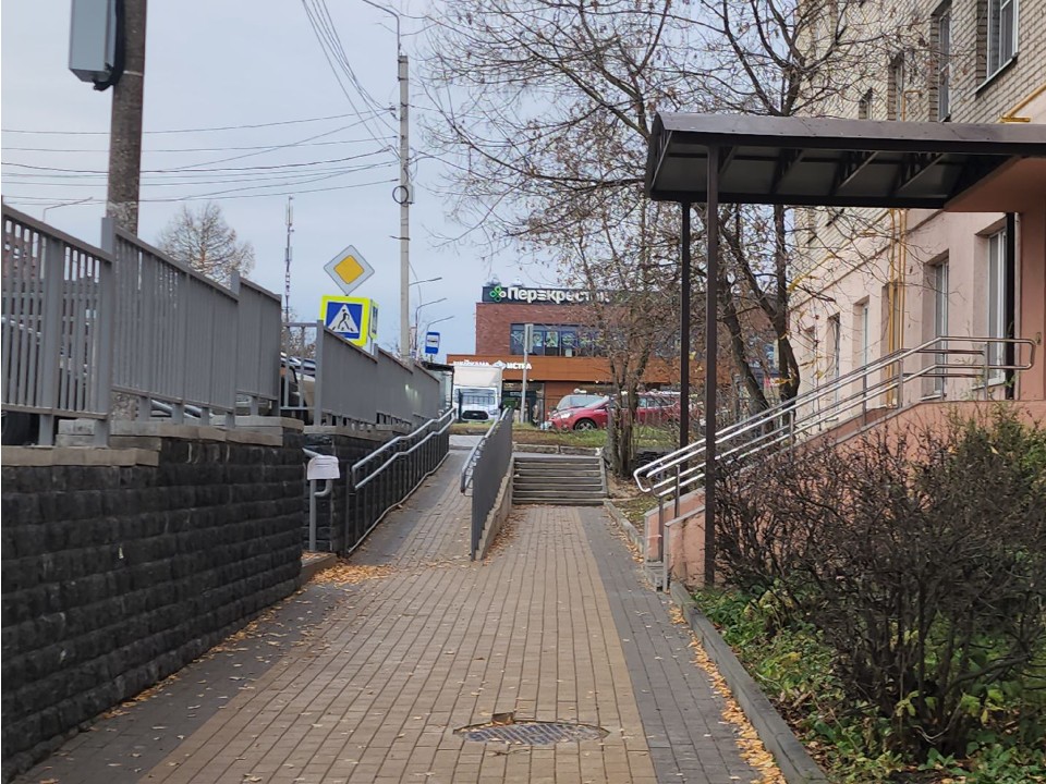 Подняться без труда: современный пандус построили к детской поликлинике в Истре