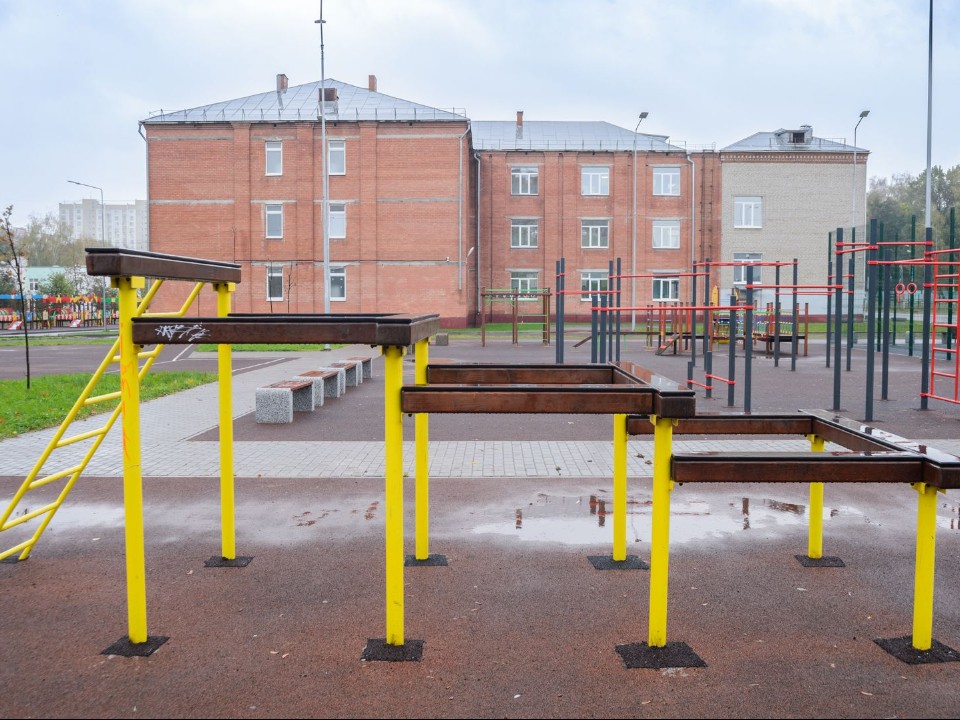 Жители дома на Владимирской улице займутся физкультурой и теннисом на новой спортплощадке