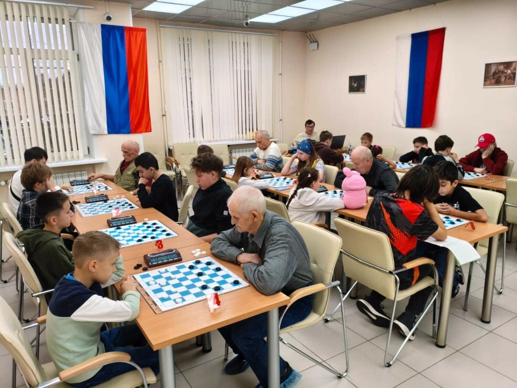 Тренер Игорь Мельцер отметил успехи молодых шашистов СШОР им. Боброва