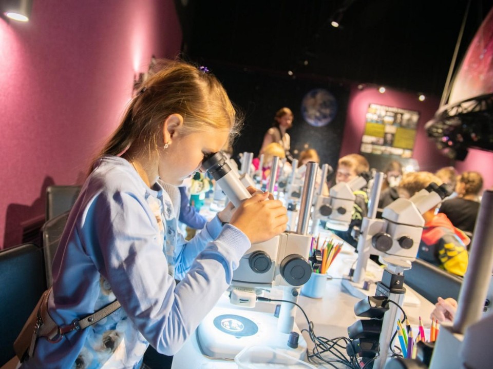 Оптика и звезды: планетарий пригласил школьников в научное путешествие