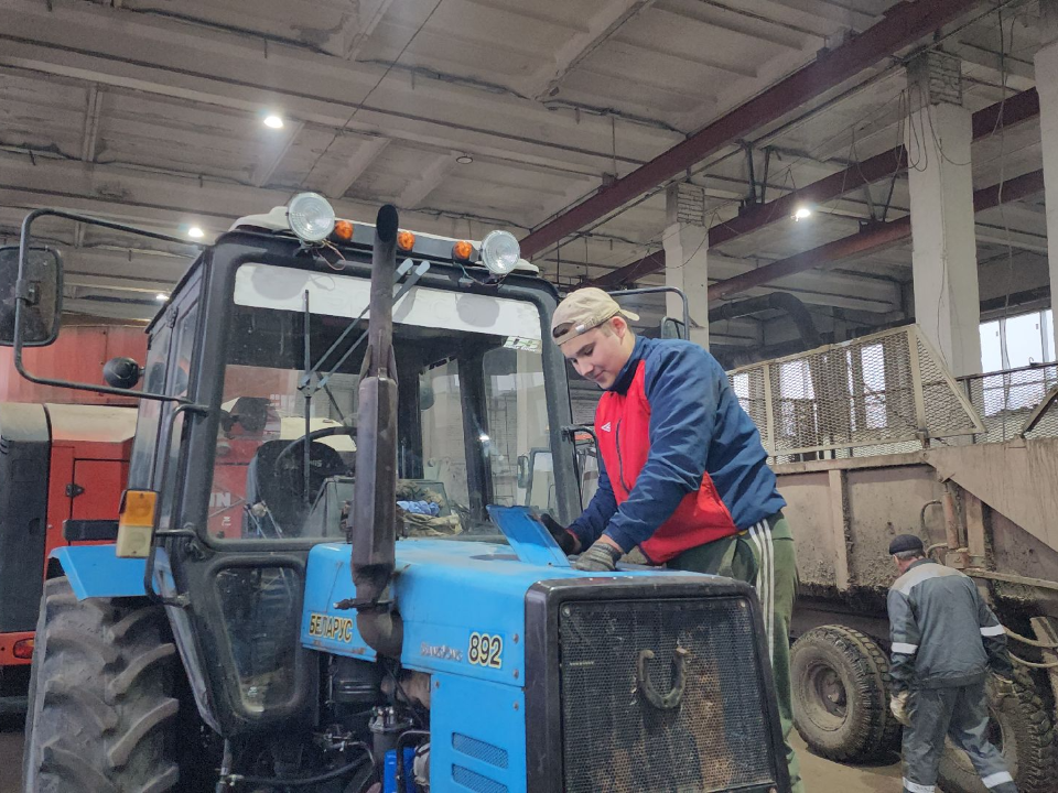 В Подмосковье уже готовят технику к весне: фермеры получат исправные тракторы и комбайны к посевной