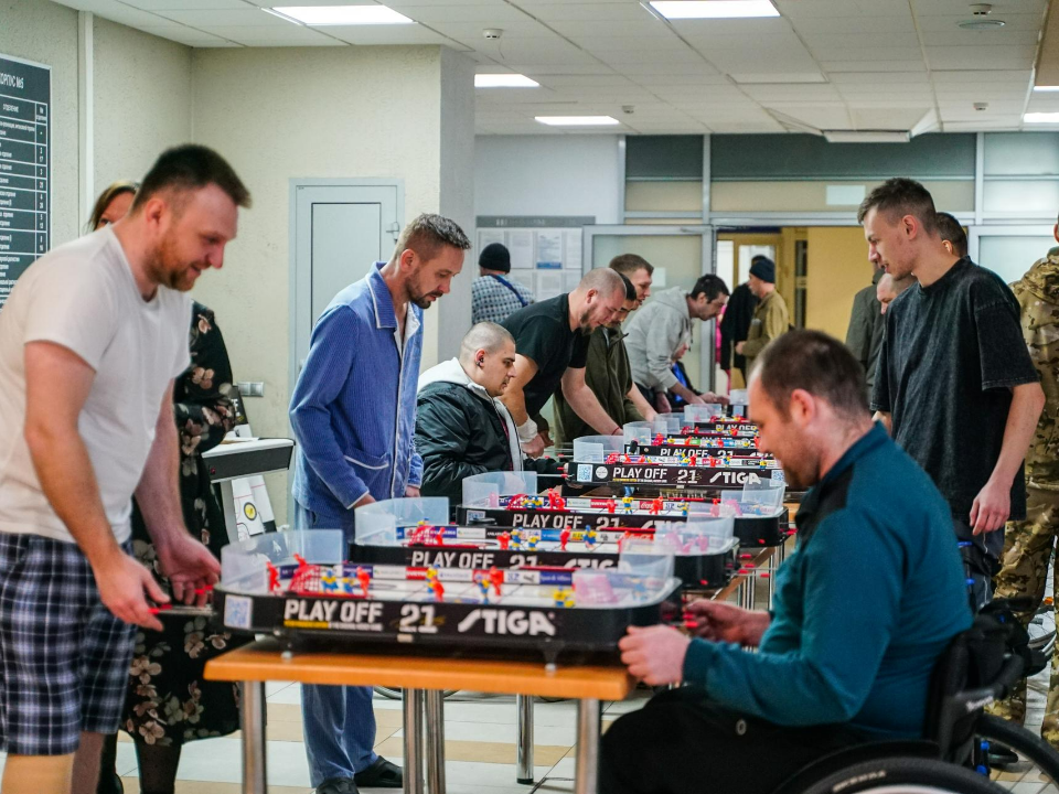 Турнир по настольному хоккею для участников СВО прошел в госпитале Бурденко