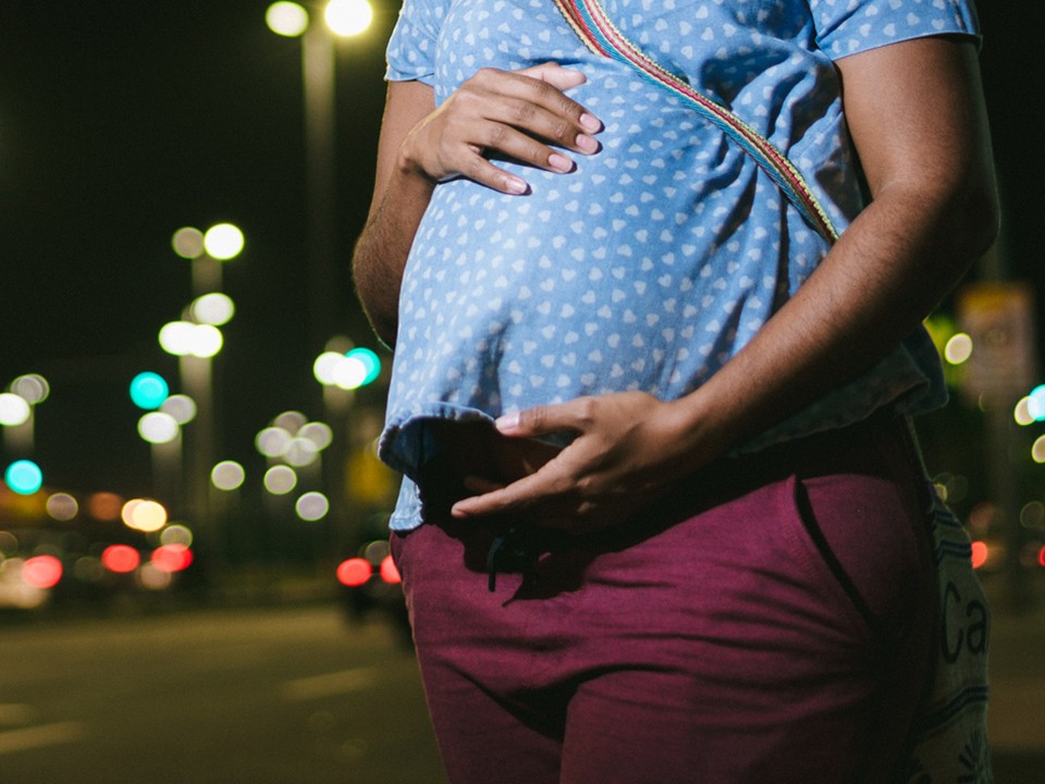 Плачущая голая иностранка попросила прохожих о помощи в Дрожжине