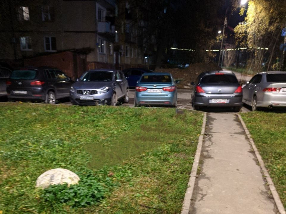 В Кашире-2 вернут ограждающие элементы во дворе у домов по просьбе жителей