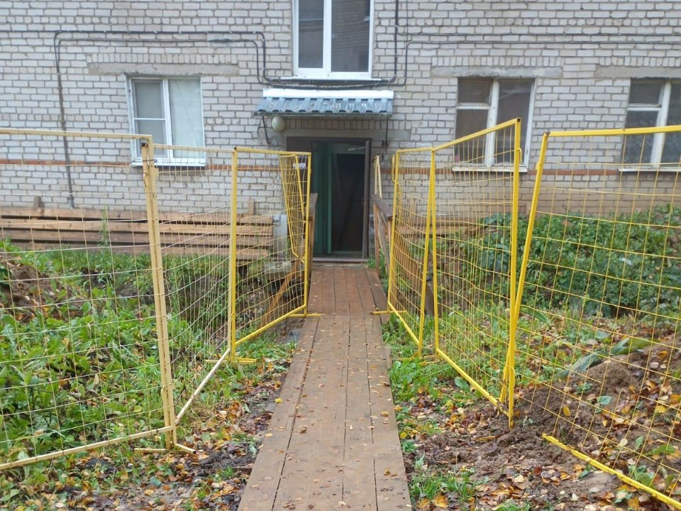 Коммунальщики привели в порядок настил у дома на Ветеринарной