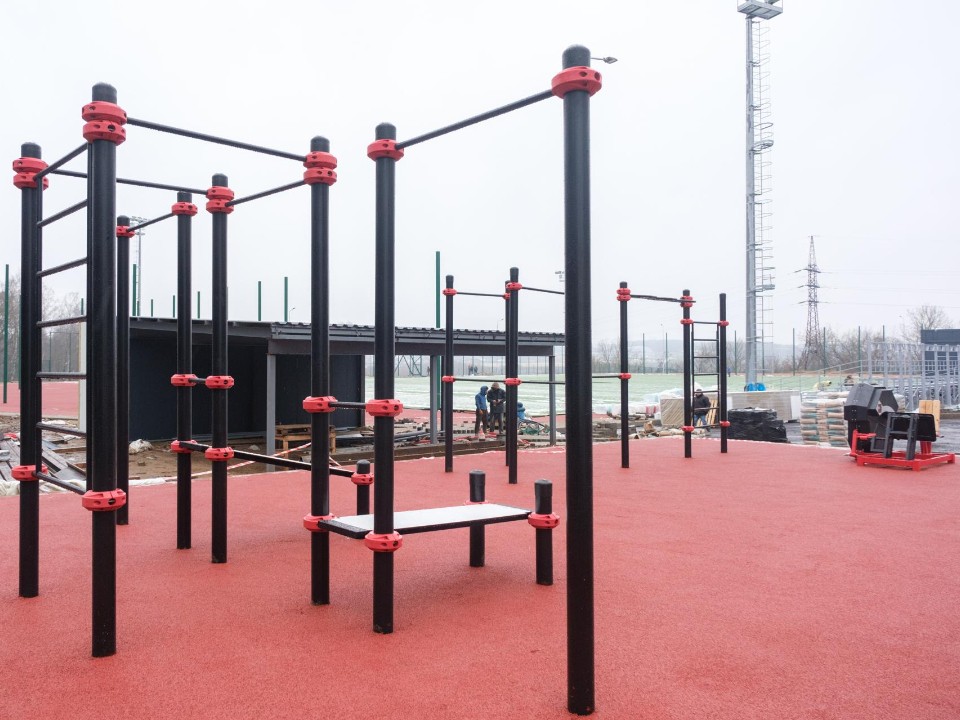 Воркаут‑зону и тренажеры устанавливают на стадионе «Полет»