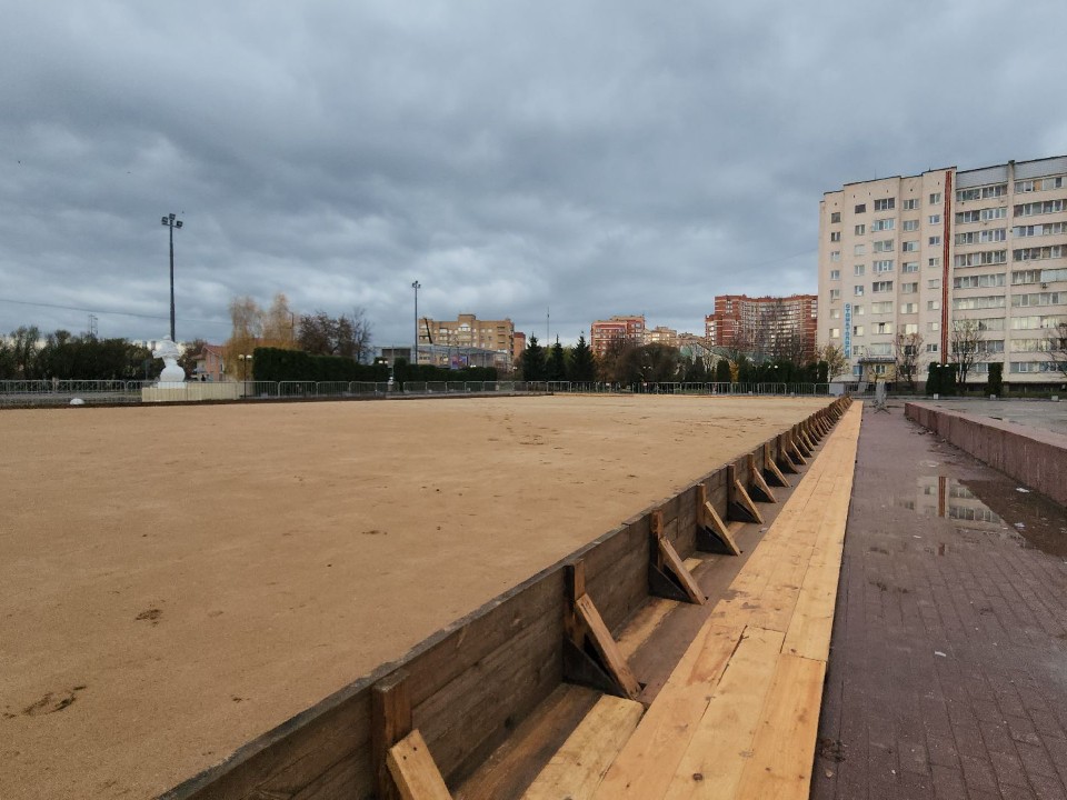 Каток «Елочка» у кинотеатра «Мир» готовят к зимнему сезону