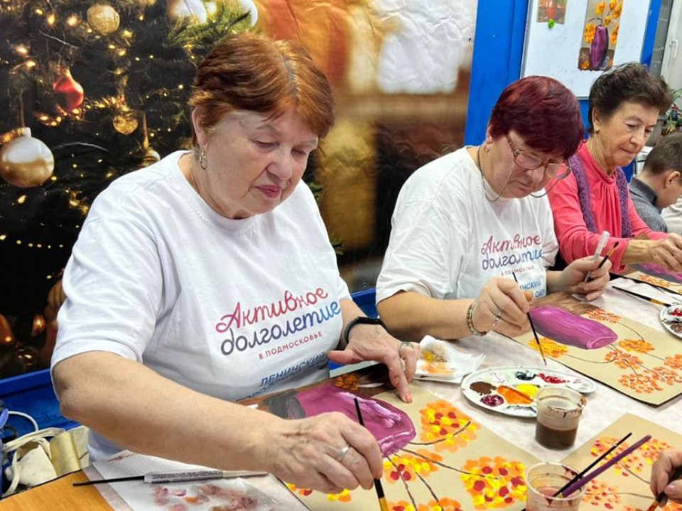 Осень на бумаге: видновчанки учатся рисовать букет рябины