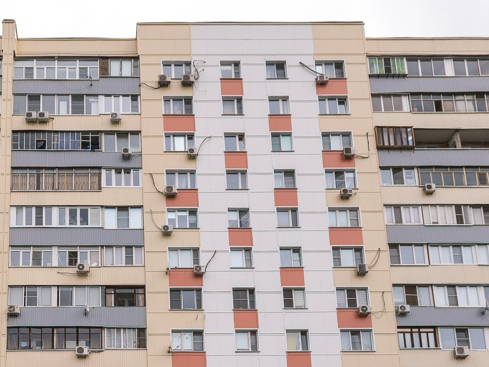 «Держала белье до конца»: 14-летняя школьница чудом осталась жива после падения с балкона из-за домашних хлопот