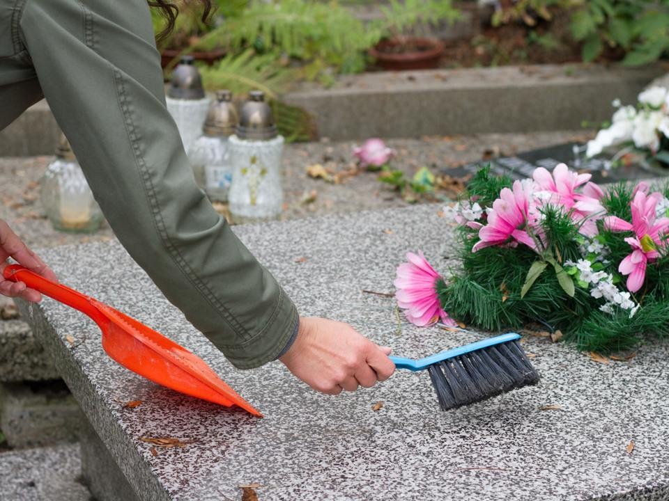 Будущие спасатели из школы №12 убрались на могиле Героя России Евгения Чернышова