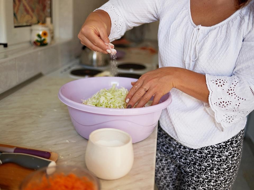 Будет сочной и хрустеть всю зиму: названы точные пропорции соли для квашеной капусты