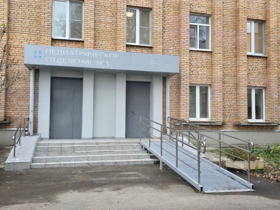 Вход в детскую поликлинику в Колычеве стал удобнее для мам с колясками