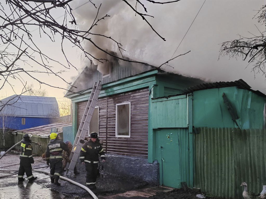 В Зарайске тушат частный дом на несколько семей на улице Рабочая слободка
