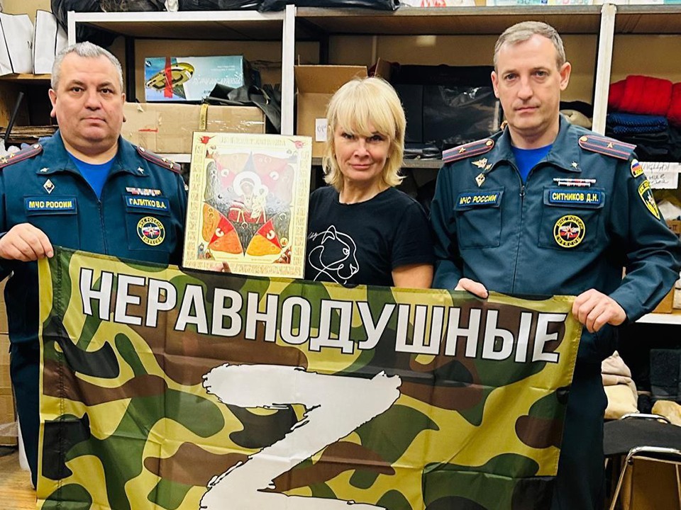 Шерстяные одеяла и клейкую ленту передали пожарные Пушкинского округа в зону СВО