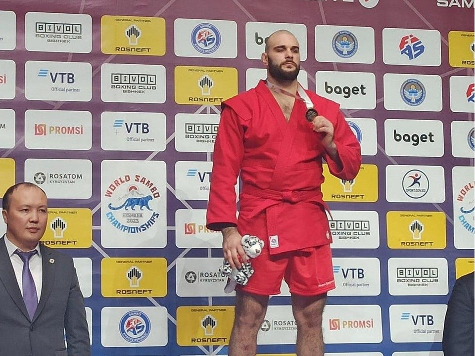 Третье золото мира: как лобненский самбист победил в супертяжелом весе в Бишкеке