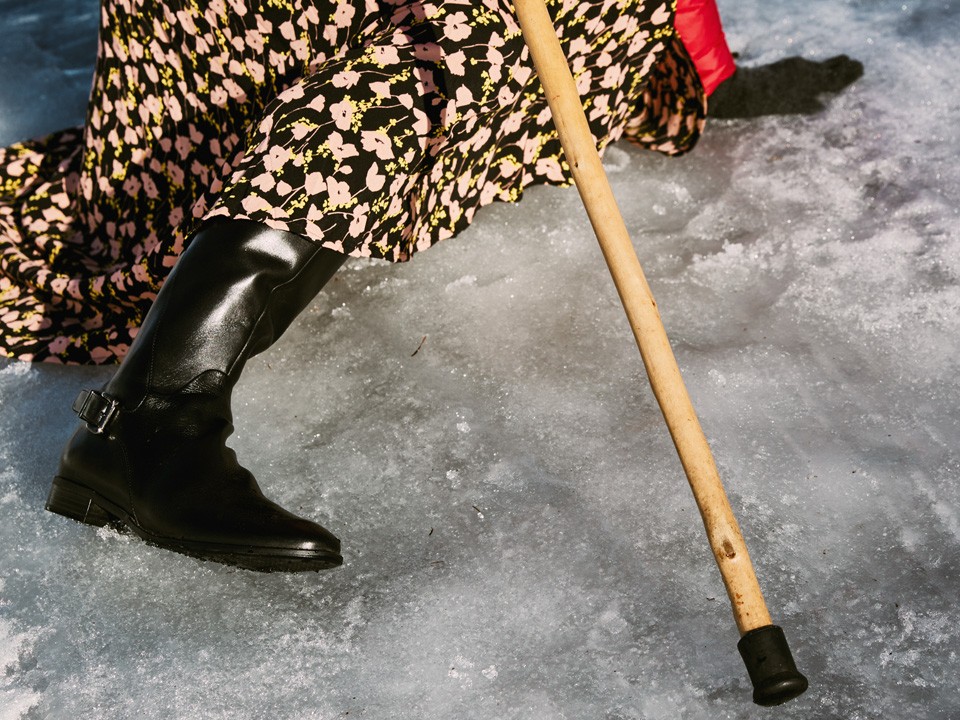 В Дрожжине прохожие спасли пожилую женщину, сломавшую ногу