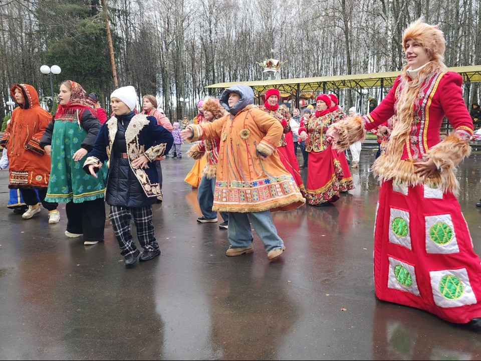 Танцы в костюмах народов России устроили в Волоколамске