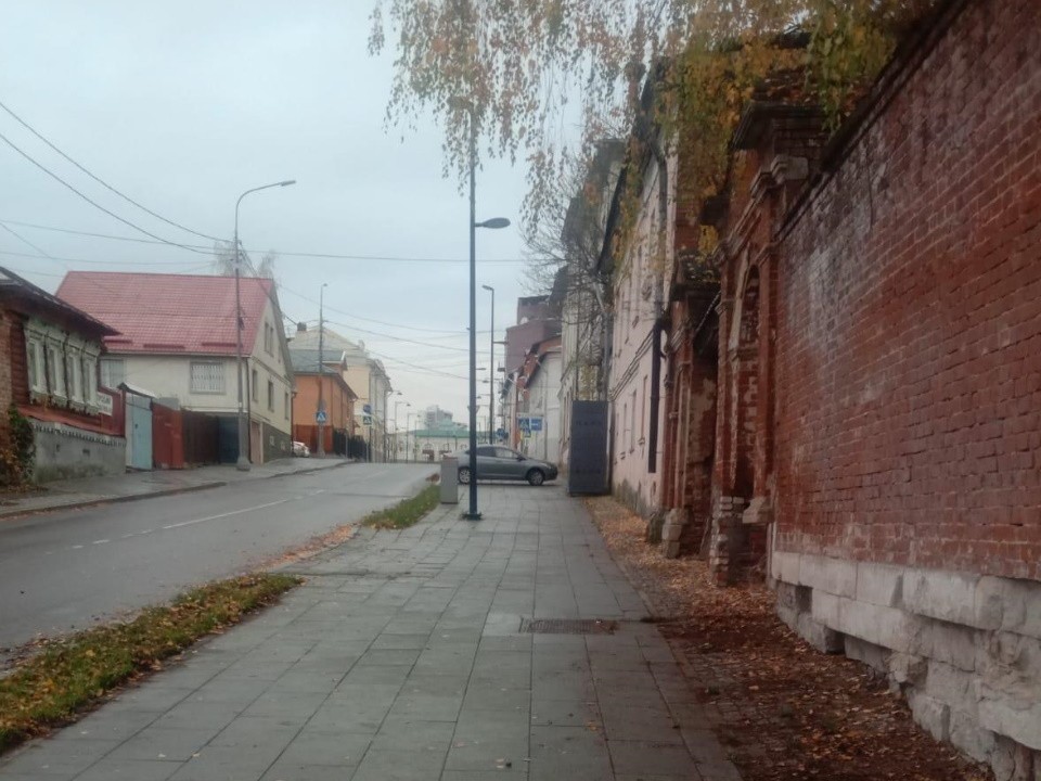 В Серпухове на улице Аристова убрали опавшие листья и мусор