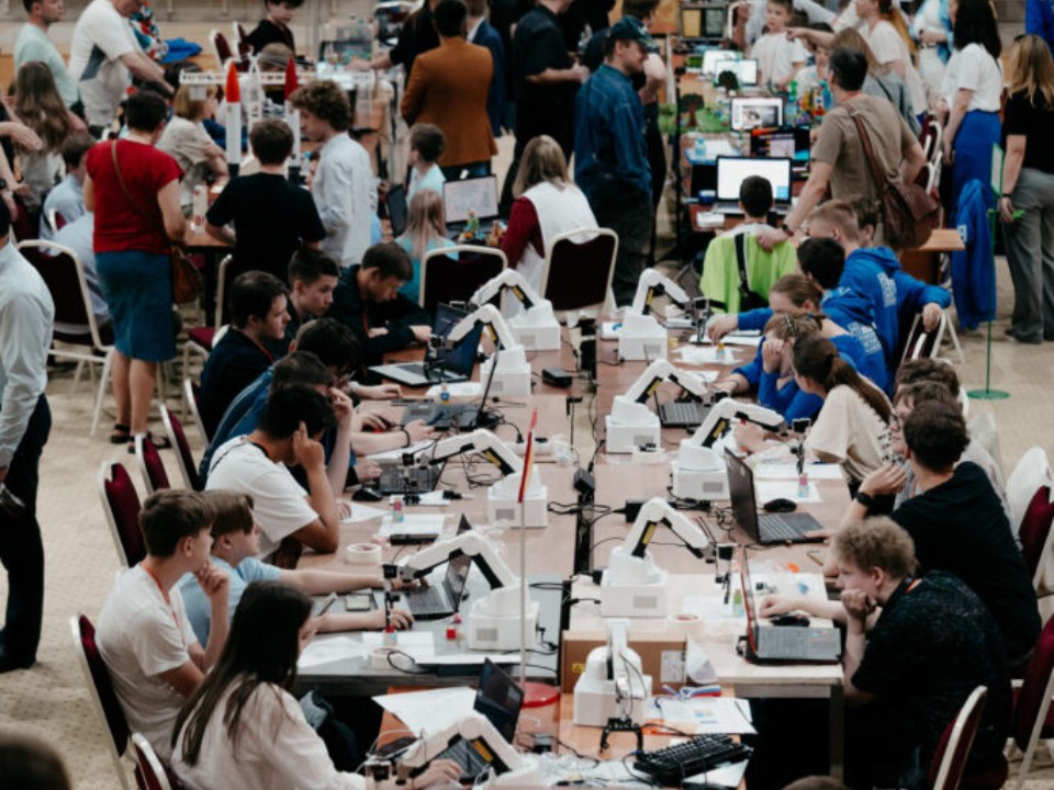 Там, где фантазия встречается с технологией: новое поколение дизайнеров рисует будущее Подмосковье — как принять участие в олимпиаде