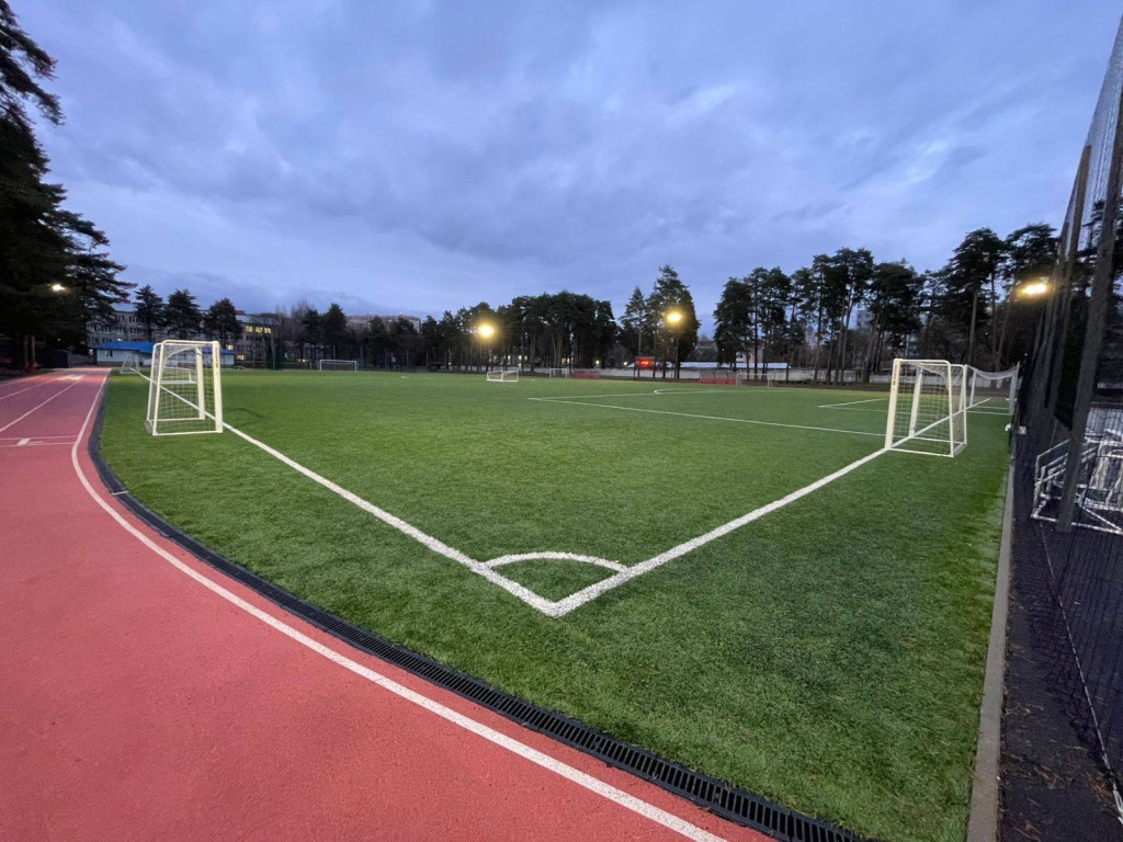 Пробежки в любое время: на стадионе «Торпедо» в Дмитрове включили новое освещение