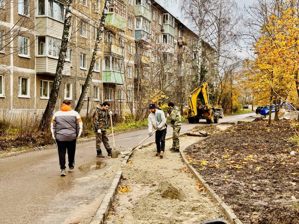 Рабочие обновляют тротуары во 2-м микрорайоне Егорьевска