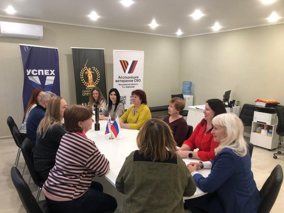 Серпуховские активистки готовят новогодние подарки для бойцов СВО