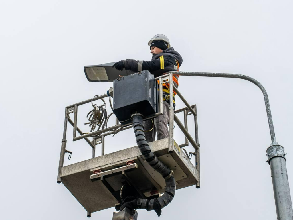 В Подмосковье разгонят темные силы: где монтируют линии освещения и когда ждать подключения