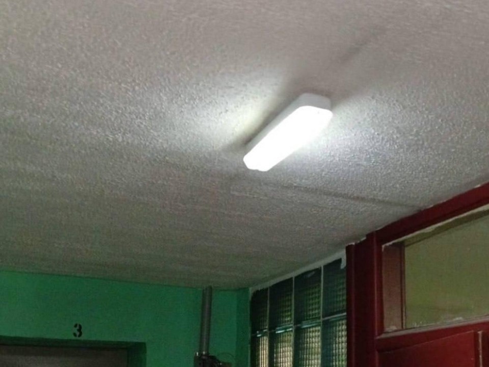 Да будет свет: кто должен восстанавливать освещение в подъездах и куда обращаться при перегоревших лампочках