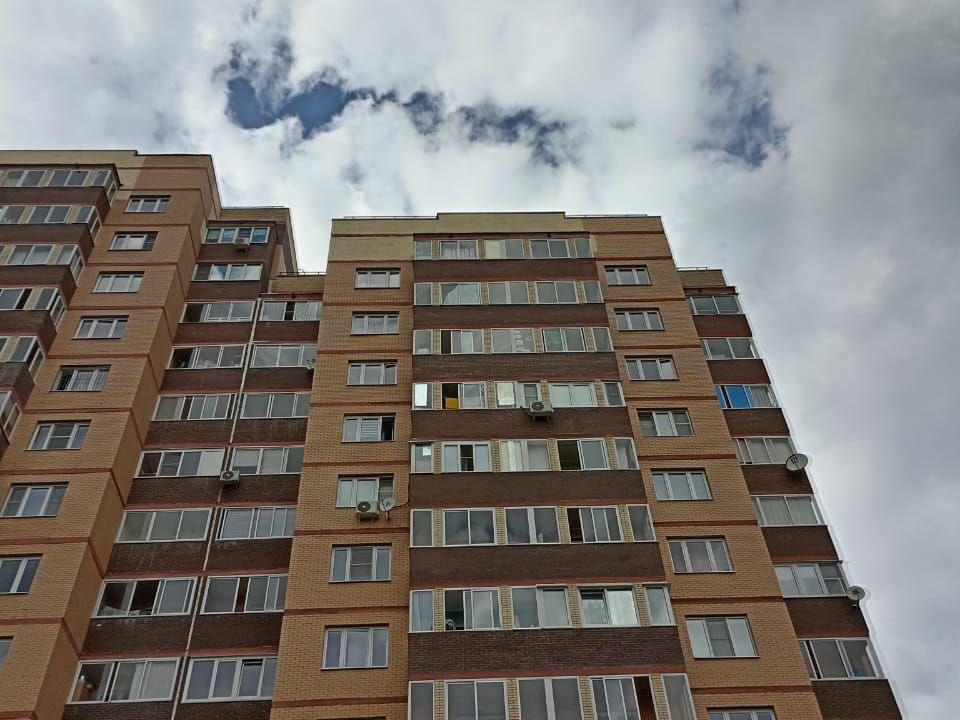 В поселке Мечниково восстановили фасад дома: теперь он выглядит как новый