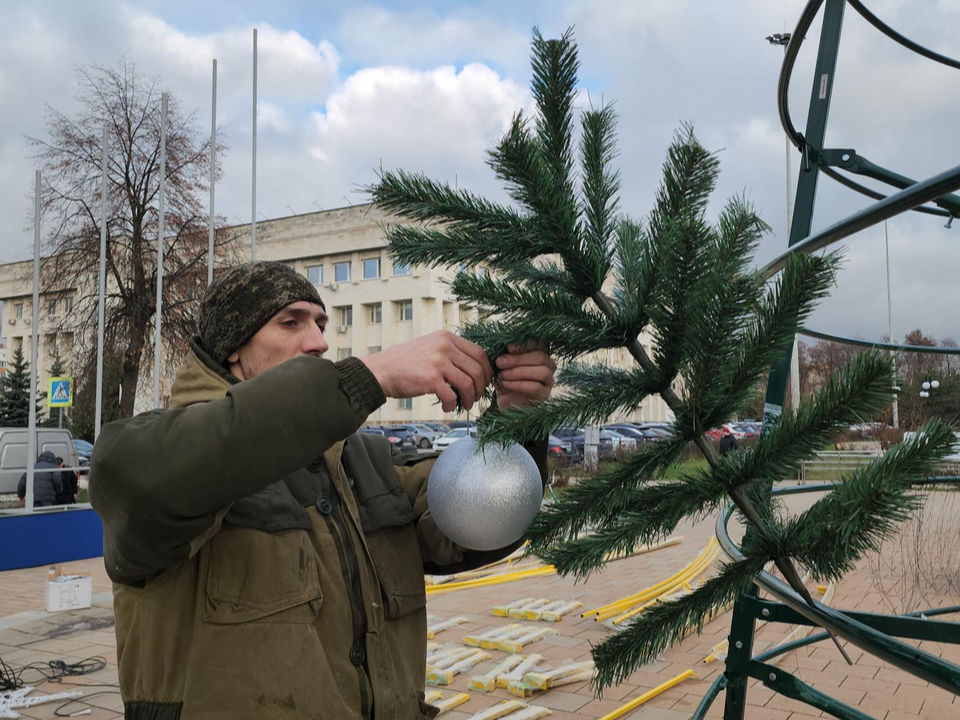 Собирается как лего: возле входа в Центральный парк Люберец ставят 14-метровую новогоднюю елку