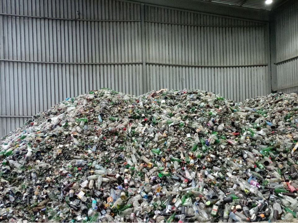 Стеклянные отходы превращают в полезные материалы: какие виды стекла используют и как это помогает экологии