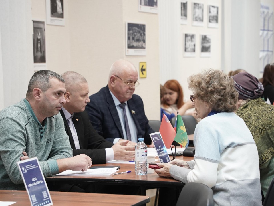 Возле дома №13 на улице Химиков будет освещен тротуар: какие еще вопросы жителей решили на выездной администрации в Рошале