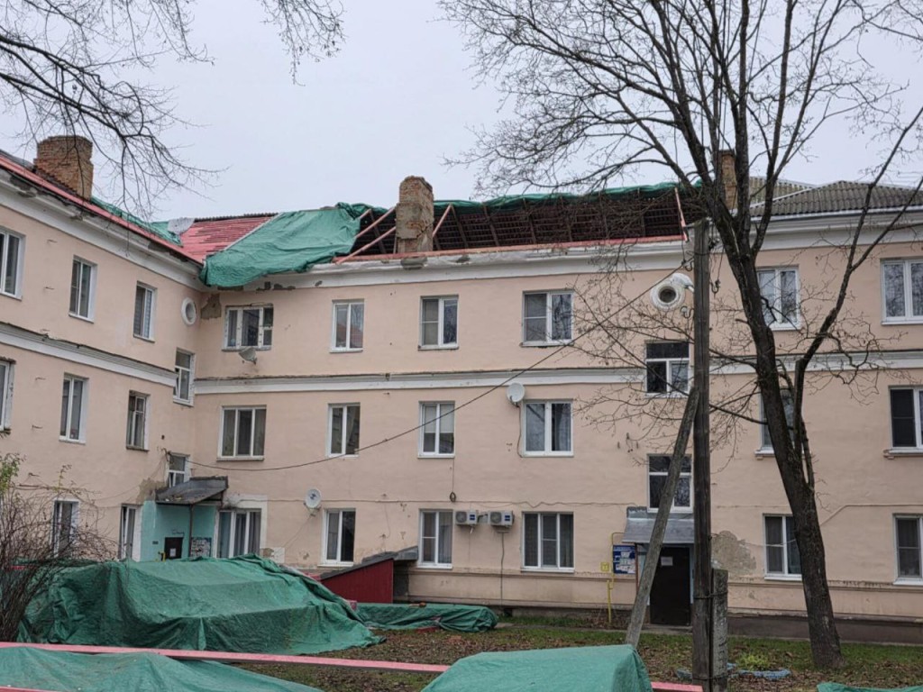 Протечки и потопы останутся в прошлом: в доме на Ленина в Запрудне начался ремонт кровли