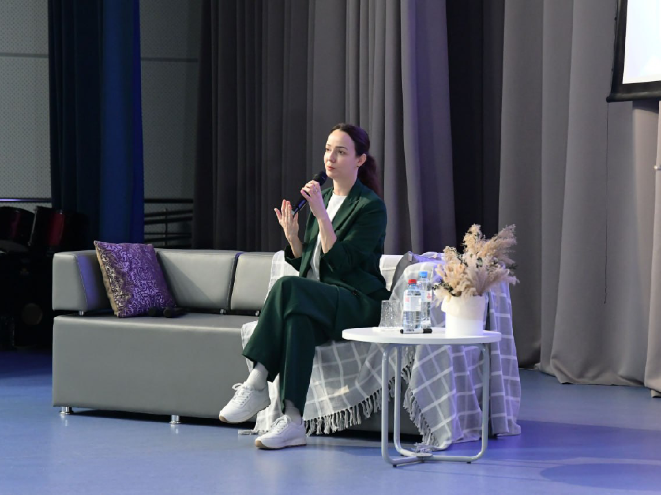 Звезда российских сериалов Валерия Ланская научила школьников чувствовать литературу