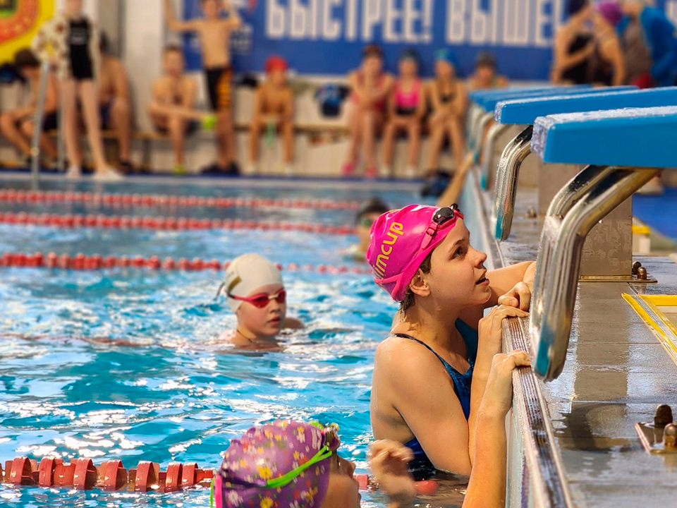 На дорожках бассейна «Родины» определили сильнейших пловцов округа
