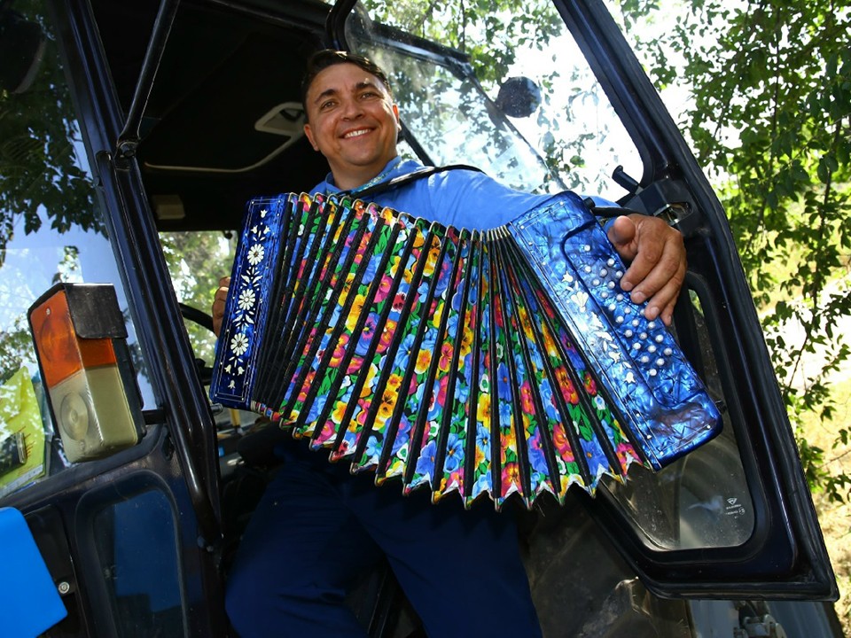 Собранные на благотворительных концертах миллионы гармонист из Подмосковья отправляет на СВО