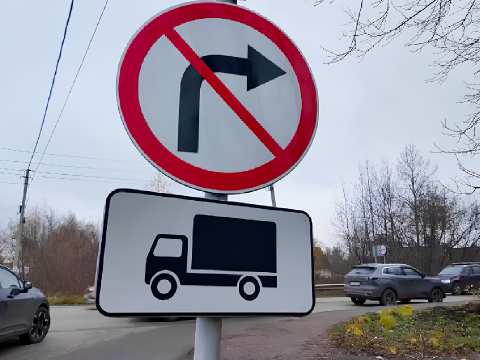 «Рамка бесполезна»: фуры нашли объезд и продолжают ездить по Рогачевскому мосту