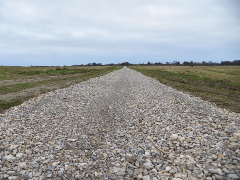 В Лотошине отсыпали щебнем дорогу от деревни Володино до местного кладбища
