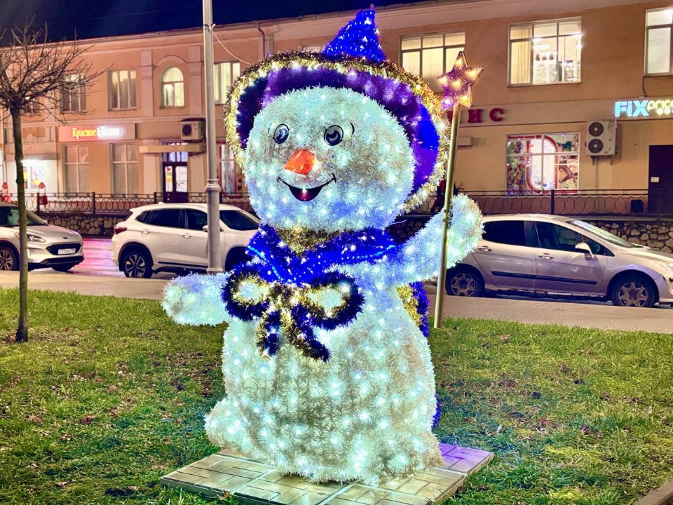 Центр Волоколамска украсили инсталляциями, а в парке повесят почтовый ящик Деда Мороза
