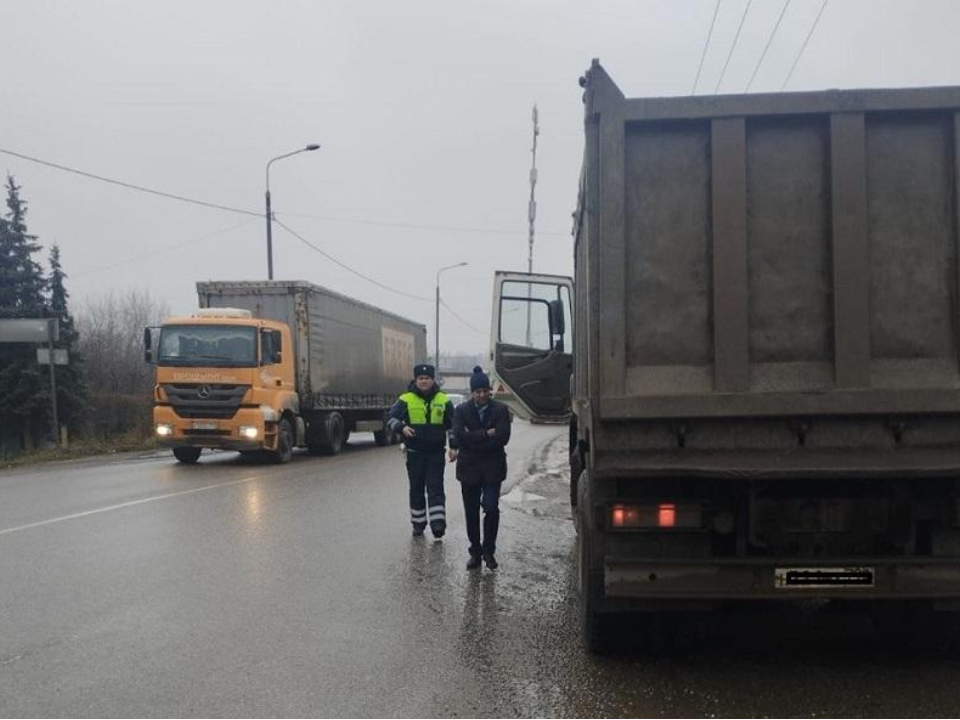 Усилен контроль за перевозкой мусора: что теперь проверяют у водителей самосвалов и какие документы должны быть в порядке