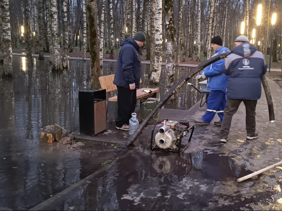 На пересечении Промышленной улицы и Букинского шоссе устраняют подтопление