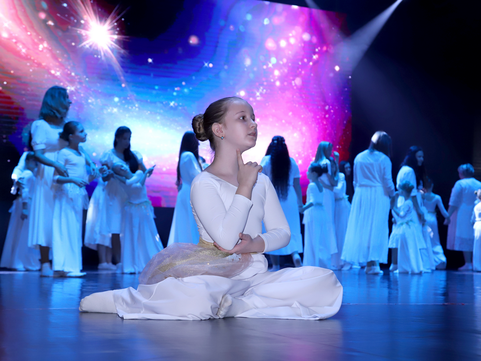 Мир начинается с мамы: с Днем матери луховичанок трогательно поздравили концертом