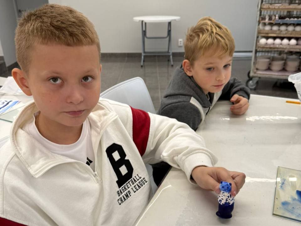 Лыткаринские школьники постигли азы гжельской росписи на мастер-классе