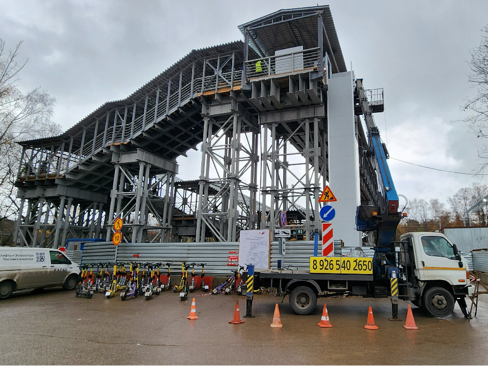 На временном пешеходном мосту на станции «Левобережная» установят лифты
