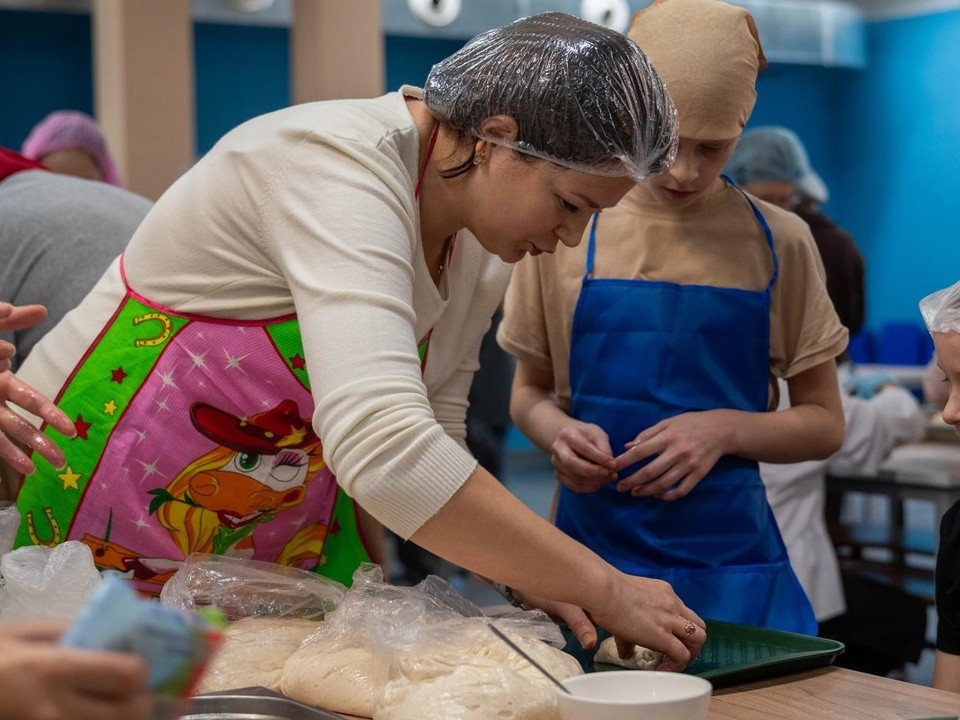 Тепло домашней заботы: 400 пирожков и булочек мамы Фрязина испекли для своих сыновей на передовой СВО