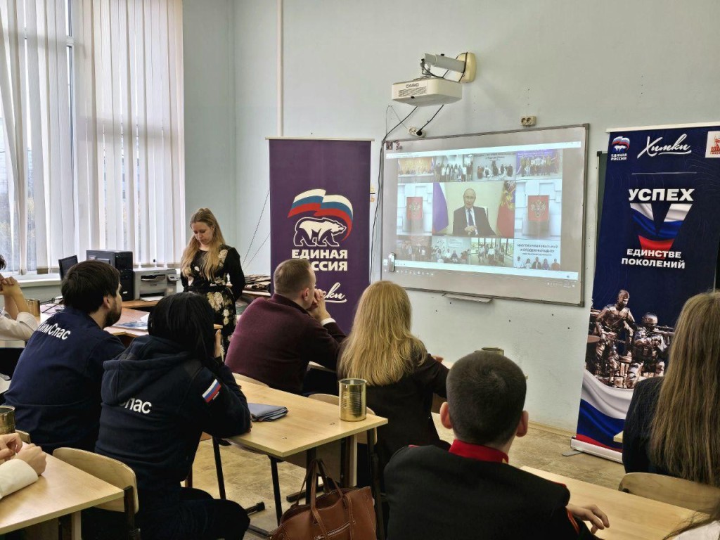 Искусство маскировки: волонтеров научили плести сети для СВО в школе «Лига первых»