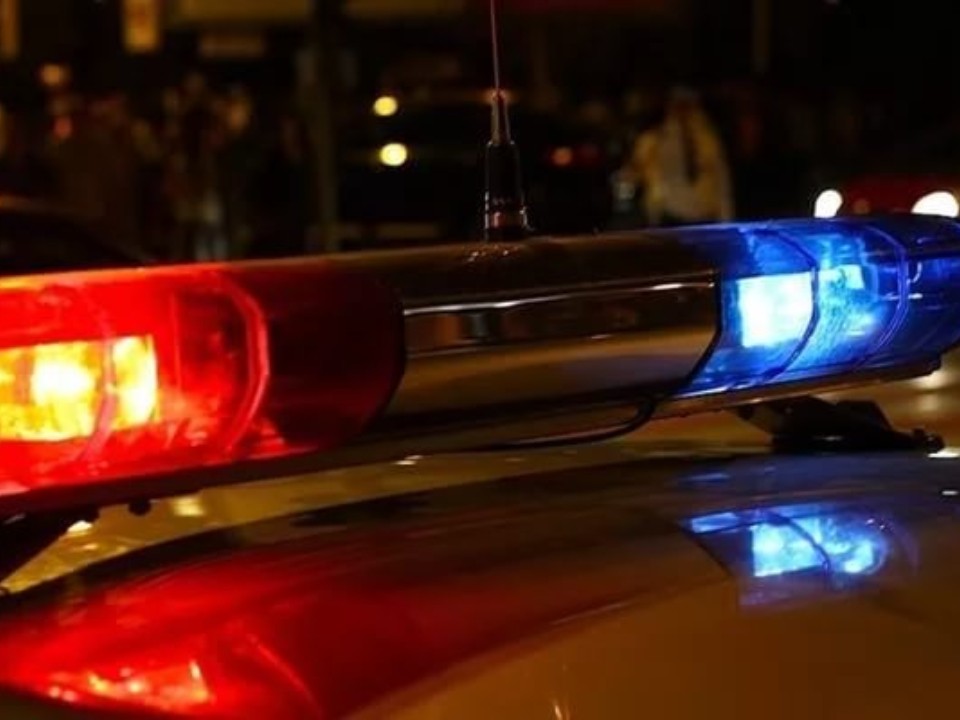 Синяя мигалка впереди — не повод для обгона: эксперты напомнили о штрафах и лишении прав. Как безопасно обойти автоколонну?